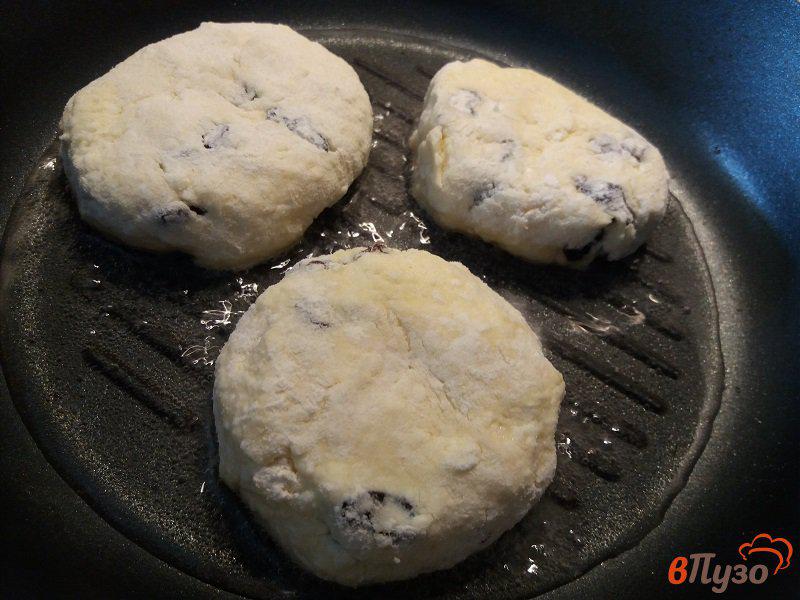 Фото приготовление рецепта: Запеченные ванильные сырники с изюмом шаг №6