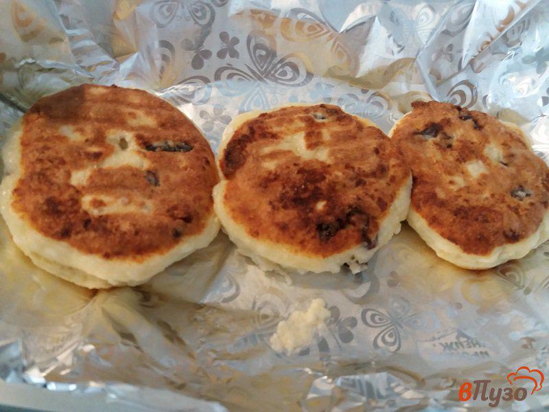 Фото приготовление рецепта: Запеченные ванильные сырники с изюмом шаг №9