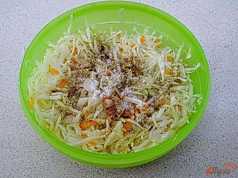 Фото приготовление рецепта: Салат из твёрдых зимних сортов капусты шаг №5
