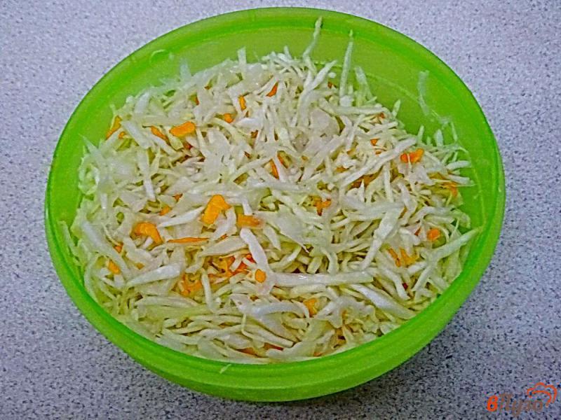 Фото приготовление рецепта: Салат из твёрдых зимних сортов капусты шаг №4