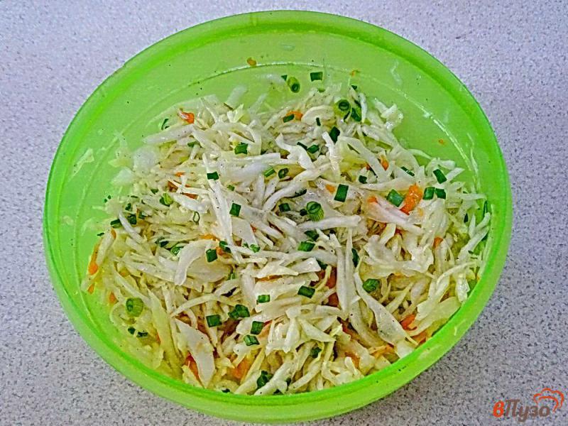 Фото приготовление рецепта: Салат из твёрдых зимних сортов капусты шаг №6