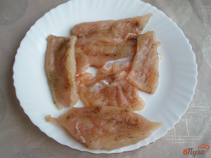 Фото приготовление рецепта: Куриная грудка в лаваше с помидорами и сыром шаг №2