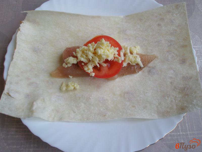 Фото приготовление рецепта: Куриная грудка в лаваше с помидорами и сыром шаг №4