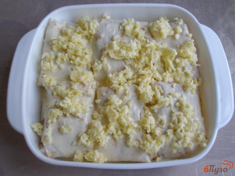 Фото приготовление рецепта: Куриная грудка в лаваше с помидорами и сыром шаг №7