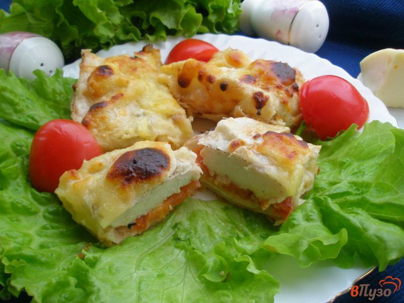 Фото приготовление рецепта: Куриная грудка в лаваше с помидорами и сыром шаг №8
