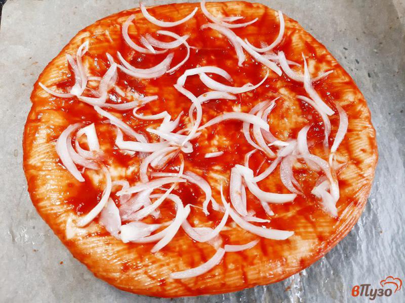 Фото приготовление рецепта: Пицца с оливками и колбасками шаг №5
