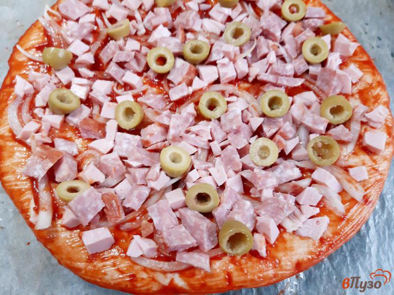 Фото приготовление рецепта: Пицца с оливками и колбасками шаг №8