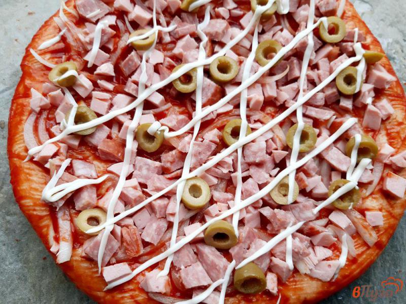 Фото приготовление рецепта: Пицца с оливками и колбасками шаг №9