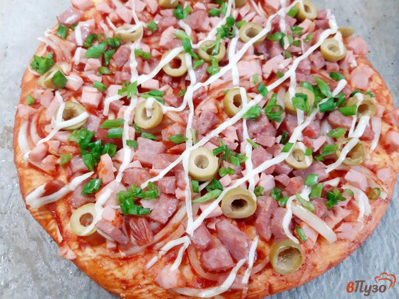 Фото приготовление рецепта: Пицца с оливками и колбасками шаг №10