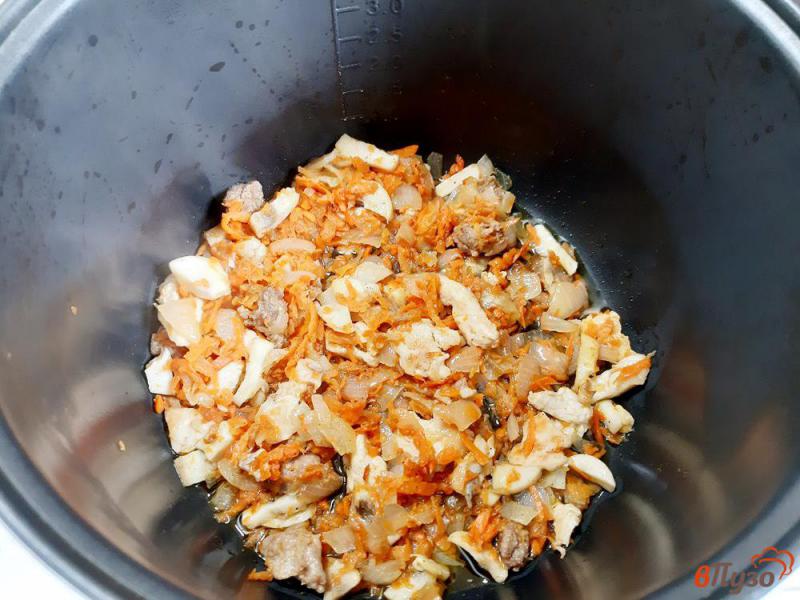 Фото приготовление рецепта: Рис с шампиньонами и курицей шаг №6