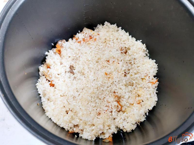 Фото приготовление рецепта: Рис с шампиньонами и курицей шаг №7