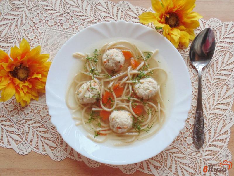 Фото приготовление рецепта: Куриный суп с гречневой лапшой и фрикадельками шаг №7