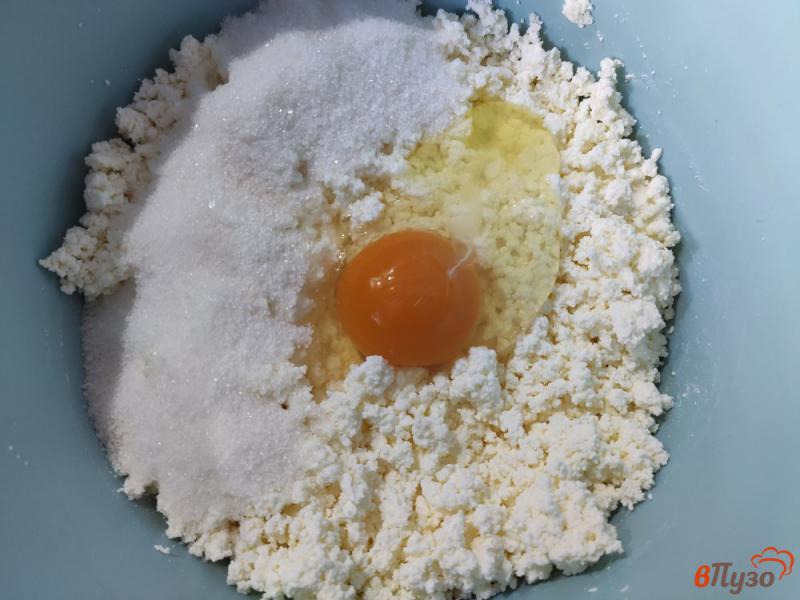 Фото приготовление рецепта: Ванильные сырники с семолиной и рисовой мукой шаг №2
