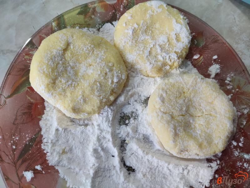Фото приготовление рецепта: Ванильные сырники с семолиной и рисовой мукой шаг №5