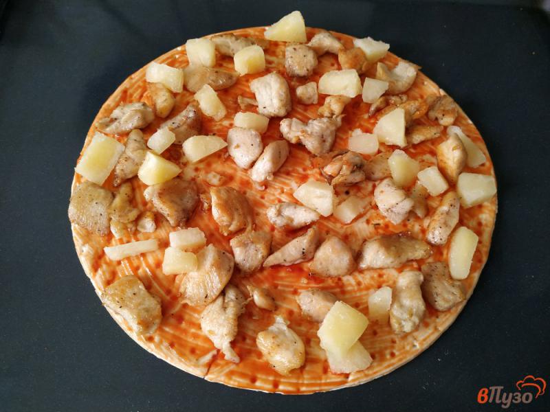 Фото приготовление рецепта: Пицца с куриным филе и ананасами шаг №5