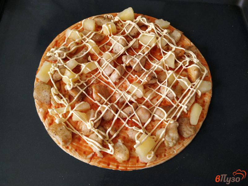 Фото приготовление рецепта: Пицца с куриным филе и ананасами шаг №6