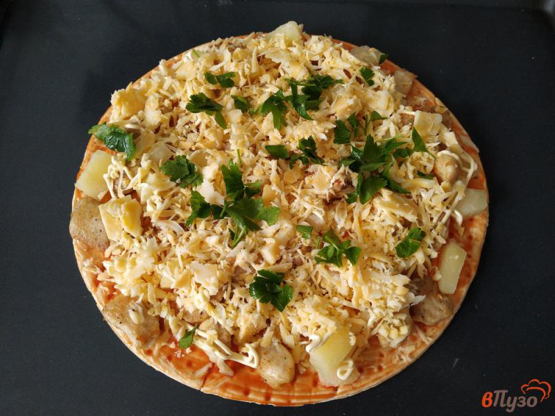 Фото приготовление рецепта: Пицца с куриным филе и ананасами шаг №7