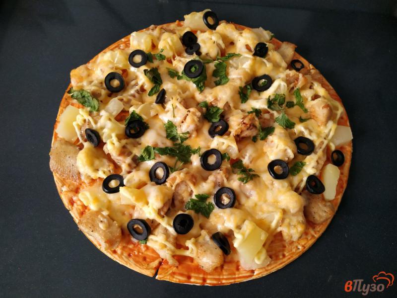 Фото приготовление рецепта: Пицца с куриным филе и ананасами шаг №10