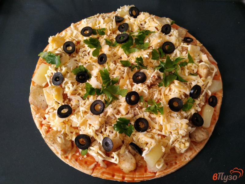 Фото приготовление рецепта: Пицца с куриным филе и ананасами шаг №9