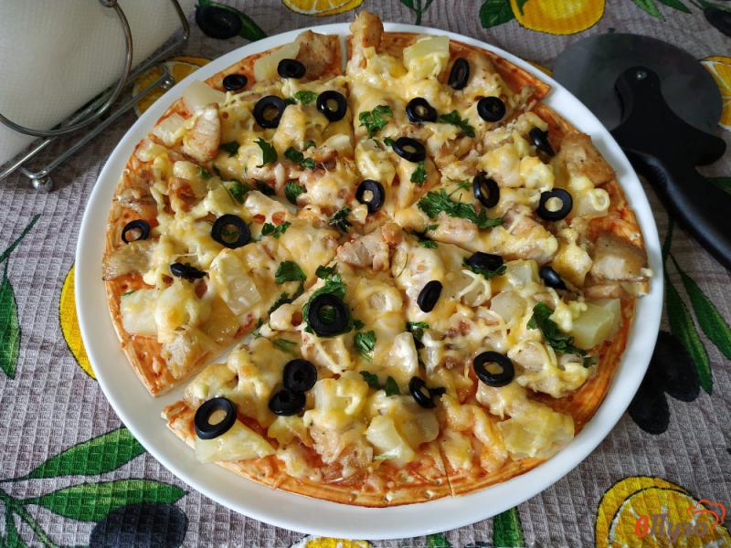 Фото приготовление рецепта: Пицца с куриным филе и ананасами шаг №11