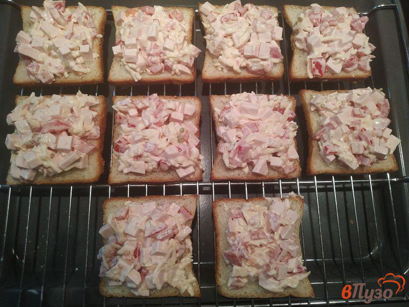 Фото приготовление рецепта: Запеченные бутерброды с колбасой и сыром шаг №5