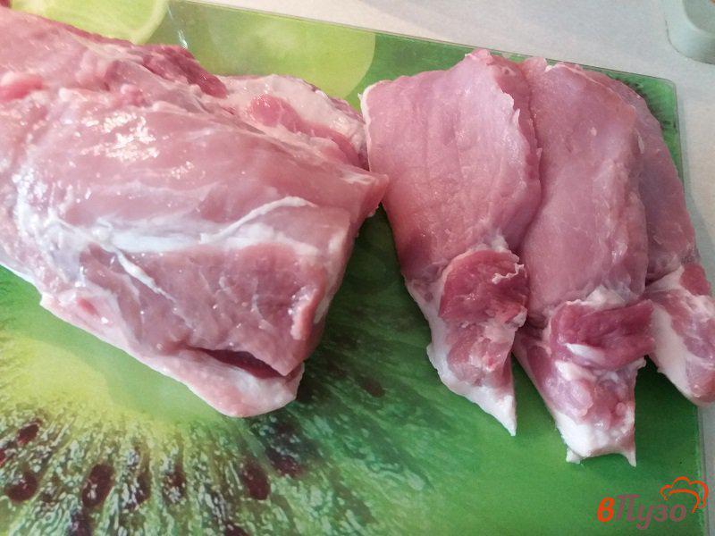 Фото приготовление рецепта: Запеченные отбивные из свинины с шампиньонами под сырной корочкой шаг №2