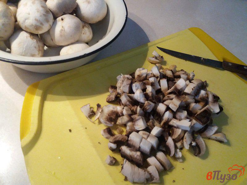Фото приготовление рецепта: Запеченные отбивные из свинины с шампиньонами под сырной корочкой шаг №4