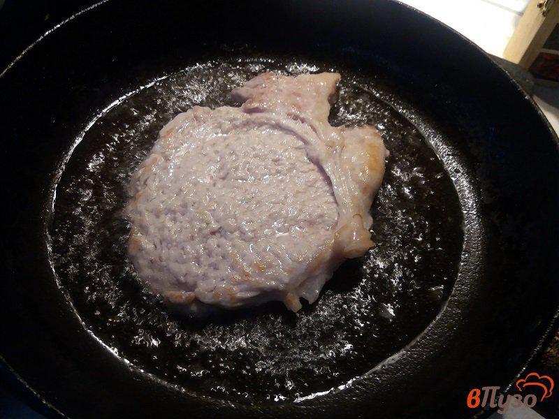 Фото приготовление рецепта: Запеченные отбивные из свинины с шампиньонами под сырной корочкой шаг №7