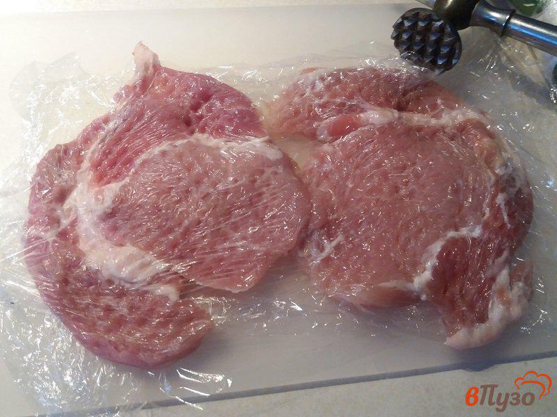 Фото приготовление рецепта: Запеченные отбивные из свинины с шампиньонами под сырной корочкой шаг №6