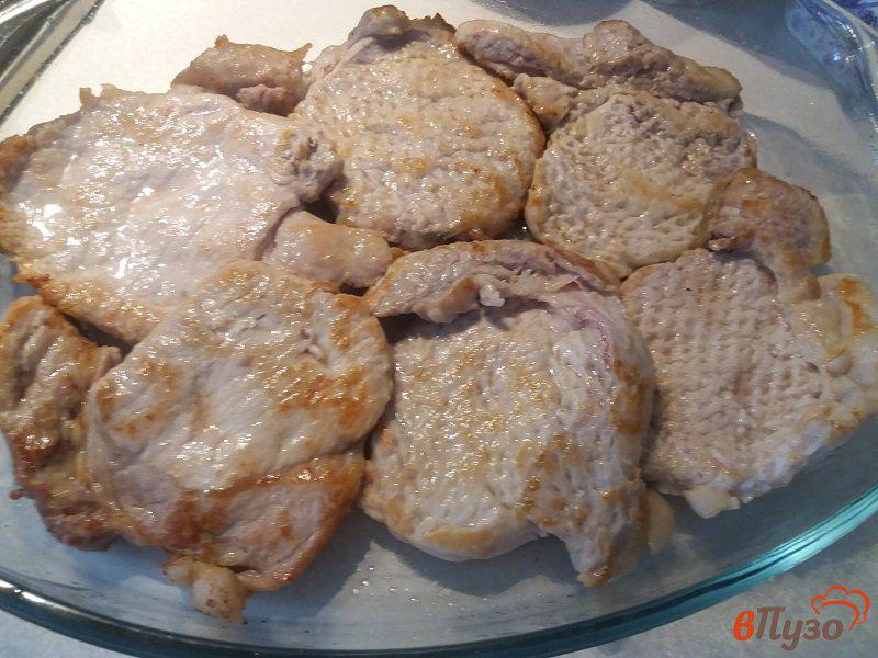 Фото приготовление рецепта: Запеченные отбивные из свинины с шампиньонами под сырной корочкой шаг №8