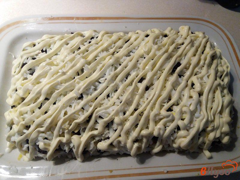 Фото приготовление рецепта: Слоёный салат из консервированного лосося с черносливом шаг №8