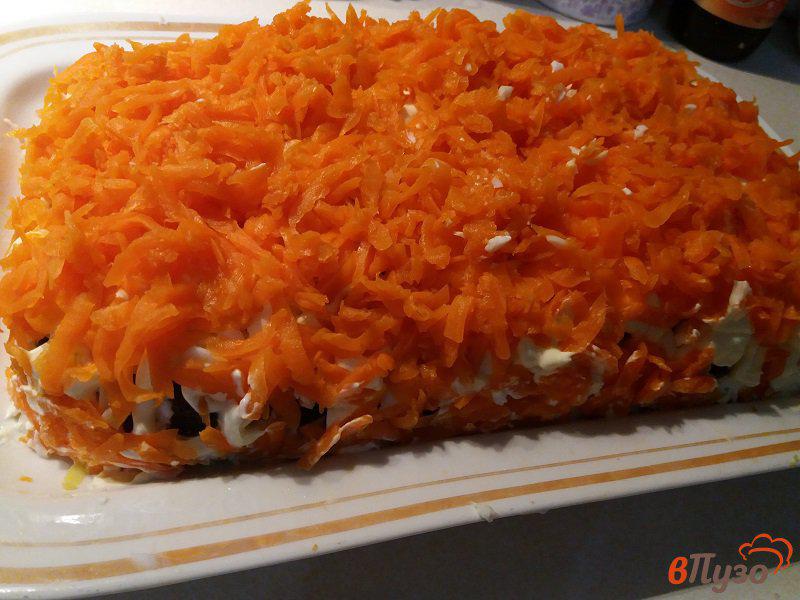 Фото приготовление рецепта: Слоёный салат из консервированного лосося с черносливом шаг №9
