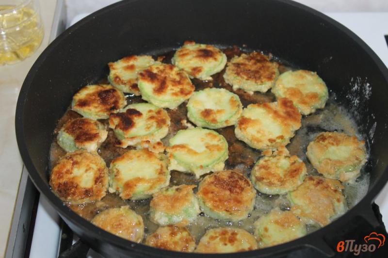 Фото приготовление рецепта: Закуска из жареного кабачка с майонезом и сыром шаг №4
