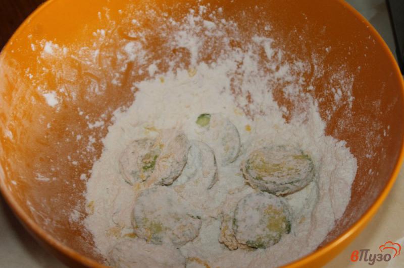 Фото приготовление рецепта: Закуска из жареного кабачка с майонезом и сыром шаг №3