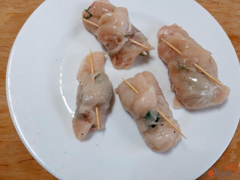 Фото приготовление рецепта: Рулетики из куриного филе с маслом и укропом шаг №5