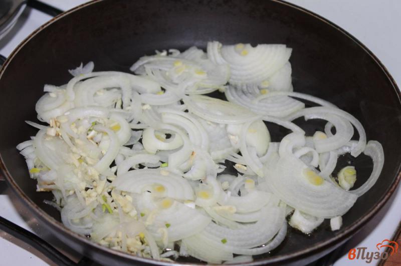 Фото приготовление рецепта: Половинки картофеля с луком и чесноком на сковороде шаг №2