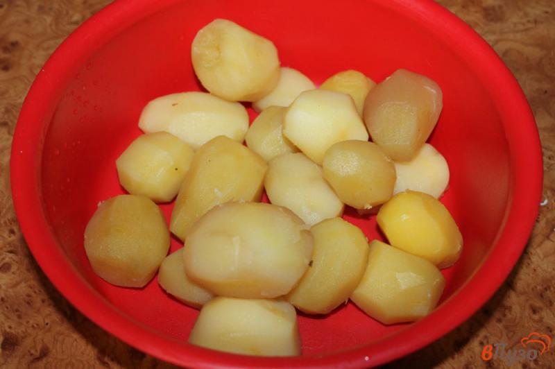 Фото приготовление рецепта: Половинки картофеля с луком и чесноком на сковороде шаг №1