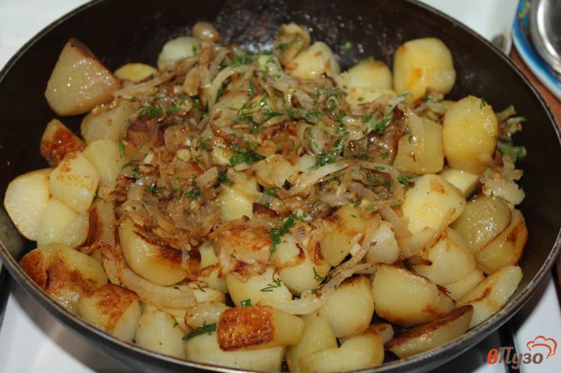 Фото приготовление рецепта: Половинки картофеля с луком и чесноком на сковороде шаг №3