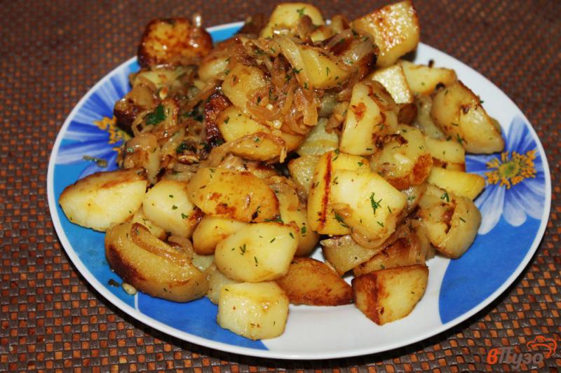 Фото приготовление рецепта: Половинки картофеля с луком и чесноком на сковороде шаг №4