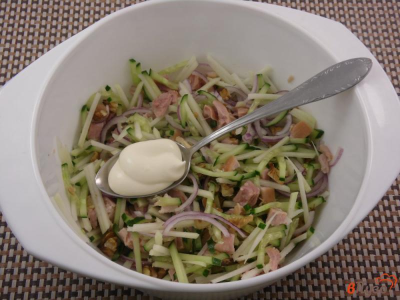 Фото приготовление рецепта: Салат с кольраби и копченой курицей шаг №6