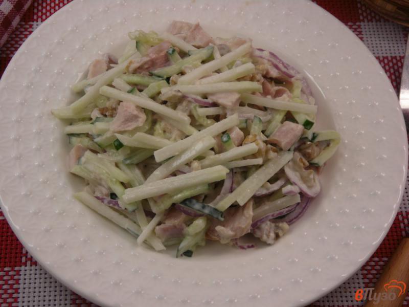 Фото приготовление рецепта: Салат с кольраби и копченой курицей шаг №7