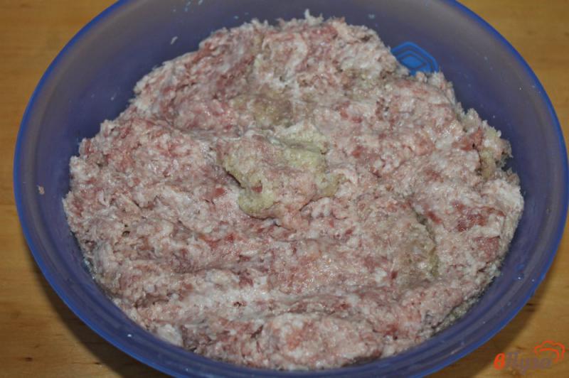 Фото приготовление рецепта: Колбаса домашняя свиная с чесноком шаг №2