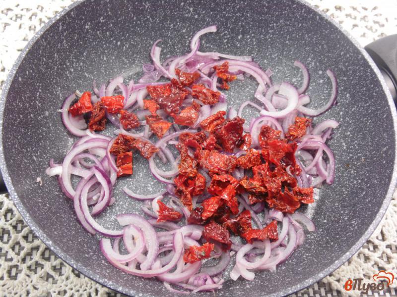 Фото приготовление рецепта: Гречка с тунцом и вялеными томатами шаг №3