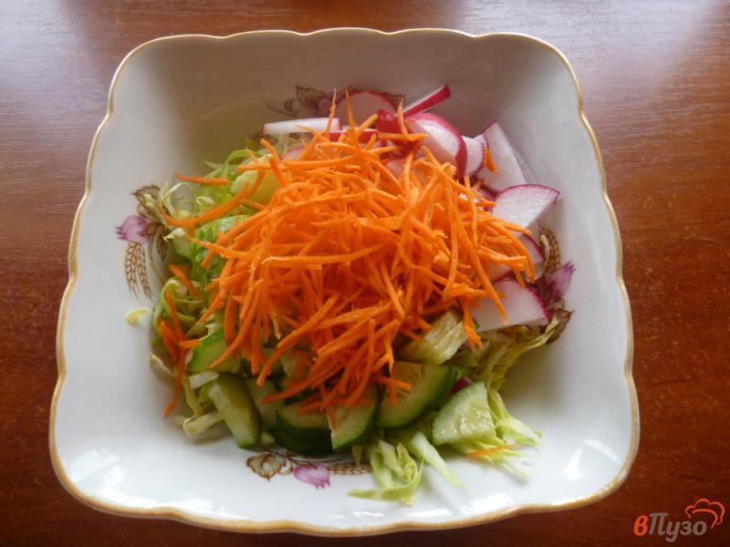 Фото приготовление рецепта: Салат из молодой капусты шаг №3