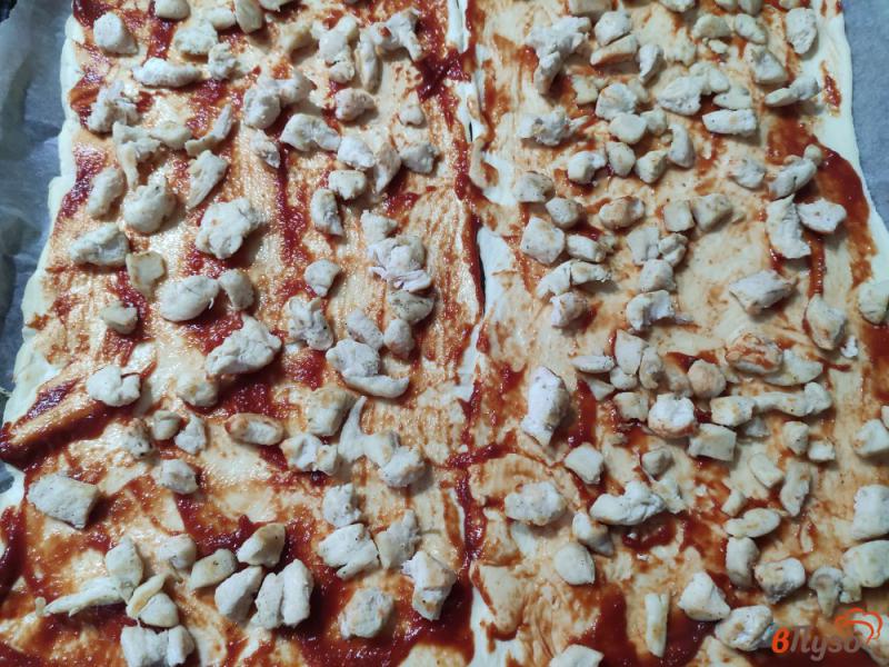 Фото приготовление рецепта: Пицца на слоёном тесте с курицей и сосисками шаг №5