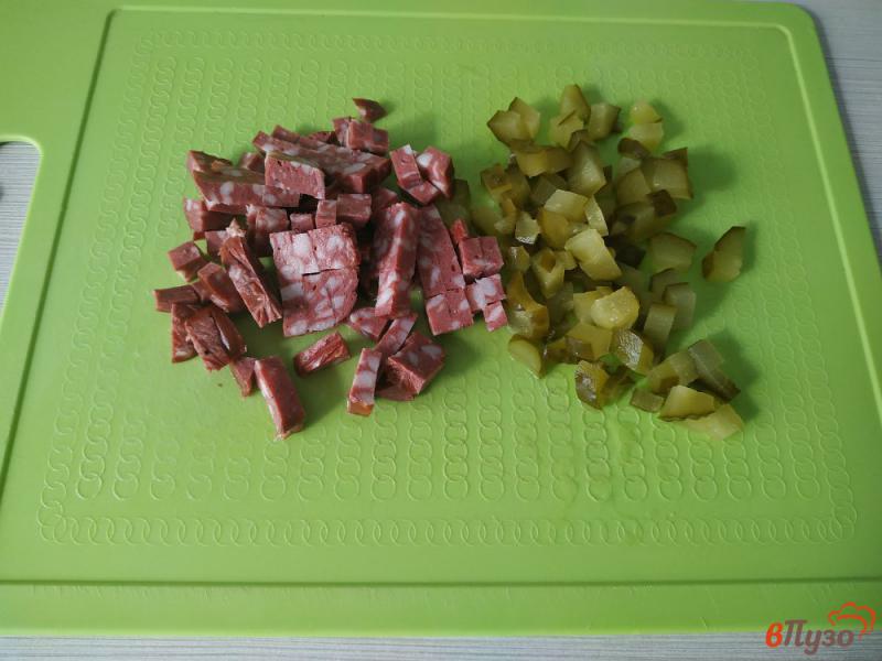 Фото приготовление рецепта: Салат оливье с копчёной колбасой шаг №2