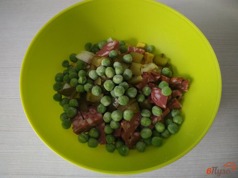 Фото приготовление рецепта: Салат оливье с копчёной колбасой шаг №4