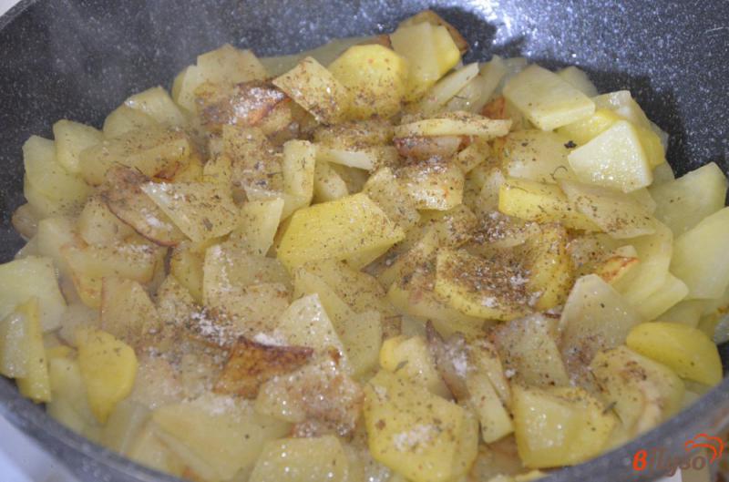 Фото приготовление рецепта: Картошка жареная с шампиньонами шаг №3