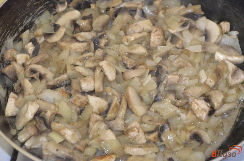 Фото приготовление рецепта: Картошка жареная с шампиньонами шаг №4