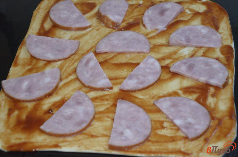 Фото приготовление рецепта: Пицца на слоеном тесте с ветчиной и помидорами шаг №3